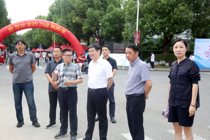 校長(zhǎng)倪永宏帶隊(duì)檢查指導(dǎo)迎新準(zhǔn)備工作